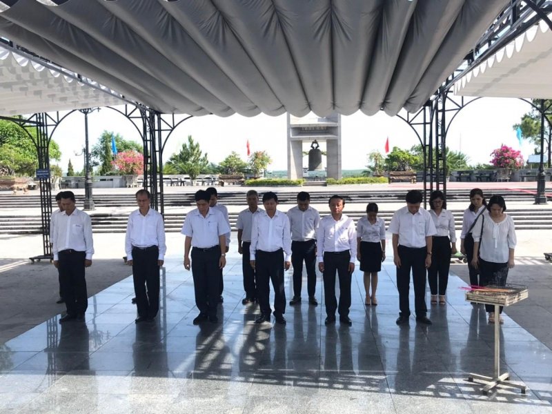 PC Thừa Thiên Huế dâng hương tại nghĩa trang Liệt sỹ Quốc gia đường 9.