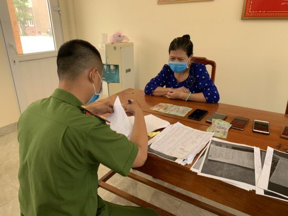 Lê Thị Kim Khánh tại cơ quan Công an.