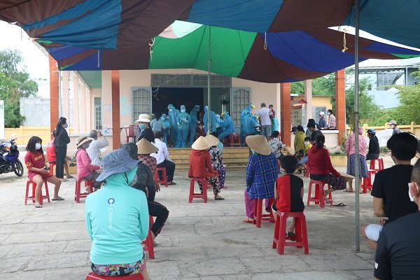 Khu dân cư Lệ Sơn Nam có 419 hộ dân và 1660 nhân khẩu. Vừa qua, khi ghi nhận có 3 ca dương tính với virus SARS-CoV-2, cả thôn đã bị phong tỏa và lấy mẫu xét nghiệm. Hiện tại, ngành y tế đã cử 10 đội với 30 nhân viên y tế cùng sự hỗ trợ của các đơn vị dân phòng tổ chức xét nghiệm cho toàn bộ dân cư của thôn.