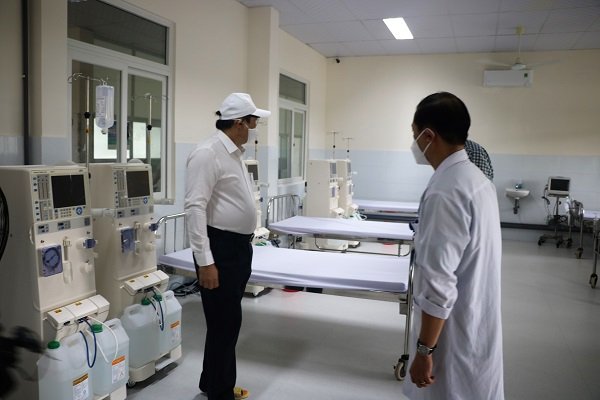 Bác sĩ Nguyễn Đại Vĩnh, Giám đốc bệnh viện đang báo cáo với Chủ tịch UBND thành phố về tình hình lắp đặt hệ thống máy móc, thiết bị sẵn sàng điều trị bệnh nhân Covid-19. Với sự hỗ trợ của nhiều cấp, ngành, Bệnh viện dã chiến có thể thu dung điều trị cho khoảng 36 bệnh nhân chạy thận và hàng chục bệnh nhân cần can thiệp về hô hấp.