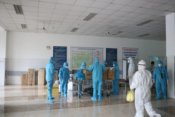 Ông Huỳnh Đức Thơ đã kiểm tra cụ thể hàng hóa lương thực, thực phẩm được cung cấp cho bệnh viện và ân cần dặn dò lãnh đạo bệnh viện chăm lo sức khỏe, dinh dưỡng đảm bảo cho các 