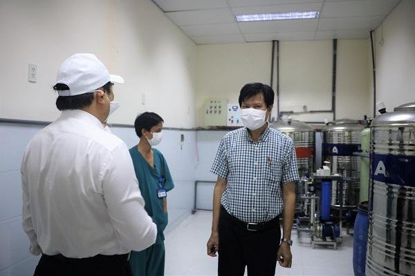 Tại TTYT Hòa Vang, nay đã được trưng dụng thành Bệnh viện dã chiến đang hối hả thực hiện những công việc lắp đặt một vài hạng mục nhỏ lẻ cuối cùng của các hệ thống máy móc thiết bị để sẵn sàng thu dung điều trị các bệnh nhân Covid-19. Trong ảnh: Chủ tịch UBND TP kiểm tra tận nơi hệ thống máy lọc nước bảo đảm cung cấp cho các bệnh nhân chạy thận nhân tạo sắp được chuyển về điều trị tại bệnh viện. Hệ thống này do các công nhân viên Sông Hồng (từ ở ngoài Bắc) vào lắp đặt khẩn trương vượt tiến độ để sẵn sàng phục vụ bệnh nhân nay mai. 