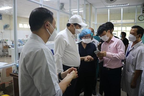 Đánh giá cao tinh thần tích cực, lăn xả của các y bác sĩ bệnh viện dã chiến, Chủ tịch UBND thành phố động viên các y bác sĩ nỗ lực vì sự an toàn của thành phố, vì sức khỏe của nhân dân.