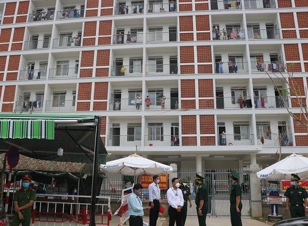 Khu Ký túc xá phía tây hiện là nơi tổ chức cách ly cho gần 1000 trường hợp F1. Vừa qua, sau khi xét nghiệm đã phát hiện 14 trường hợp dương tính với SARS-CoV-2. Hiện tại, còn 887 người đang ở khu cách ly, trong số đó có một số trường hợp có bệnh nền cần được theo dõi. Ông Thơ lưu ý về công tác quản lý khu cách ly bảo đảm chặt chẽ, tuyệt đối tránh tình trạng lây nhiễm chéo trong khu cách ly và đảm bảo công tác hậu cần, cung cấp nhu yếu phẩm để bà con yên tâm ở lại, hoàn thành chương trình cách ly theo quy định.