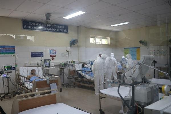 Các y bác sĩ đang tích cực điều trị cho 3 bệnh nhân nặng.