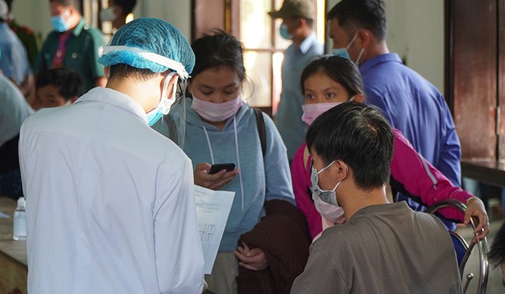 Cán bộ y tế hướng dẫn người dân khai báo y tế.