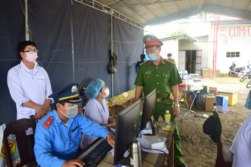 Đại tá Phạm Văn Thái đã động viên cán bộ, chiến sỹ làm nhiệm vụ...