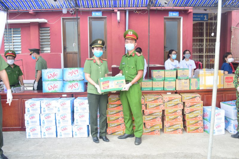 Trao quà tại các chốt kiểm soát dịch Covid-19.
