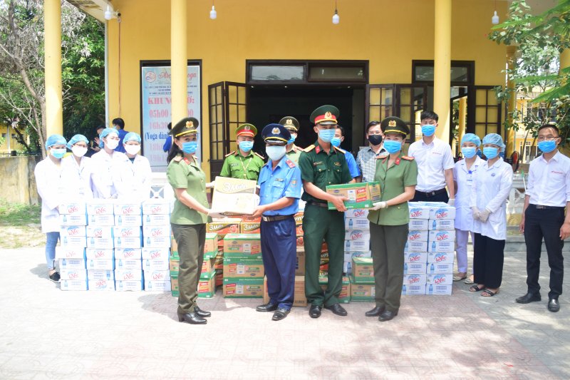 Trao những phần quà thiết yếu.