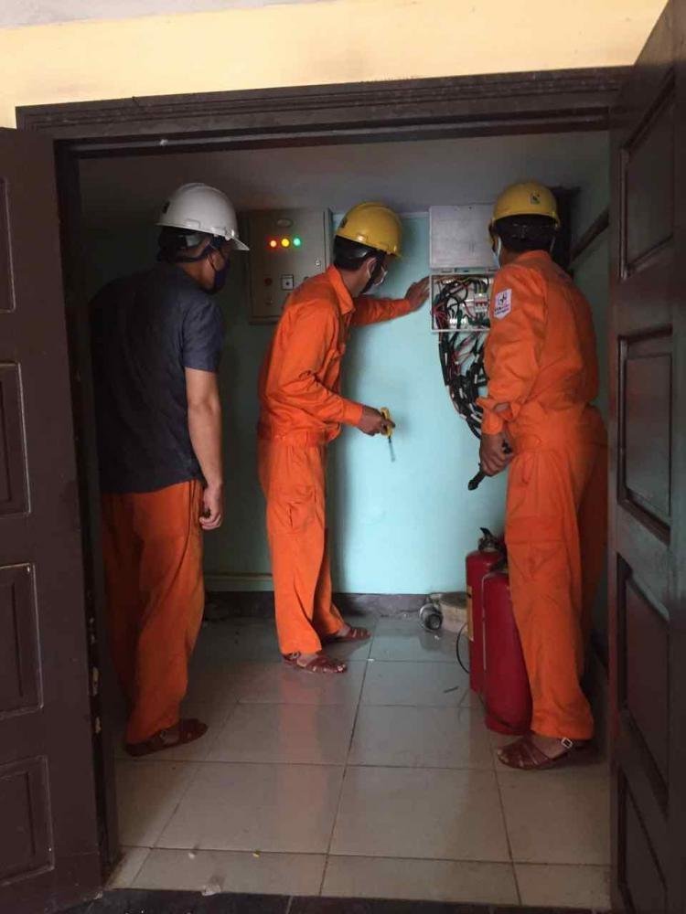 Công nhân Điện lực Bắc Sông Hương kiểm tra TBA và hệ thống điện nội bộ tại Bệnh viện Lao và bệnh phổi tỉnh Thừa Thiên Huế.