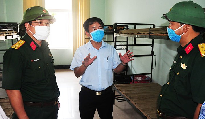 Lãnh đạo tỉnh chỉ đạo tại khu cách ly tập trung ở trụ sở Chi cục Thuế Quảng Điền (cũ).