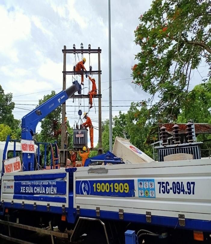 Điện lực Hương Trà triển khai nâng công suất TBA cấp điện cho Bệnh viện thị xã Hương Trà.