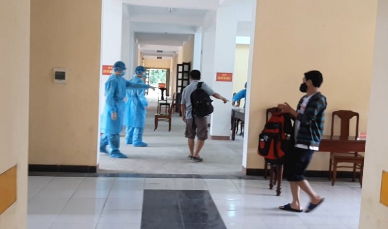 Tiếp nhận và hướng dẫn người dân cách ly an toàn.