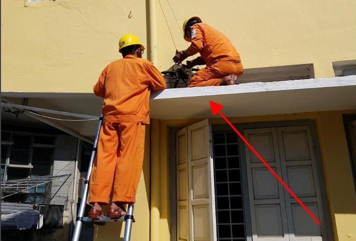 Kiểm tra hệ thống điện tại điểm thi trường THPT Cao Thắng.