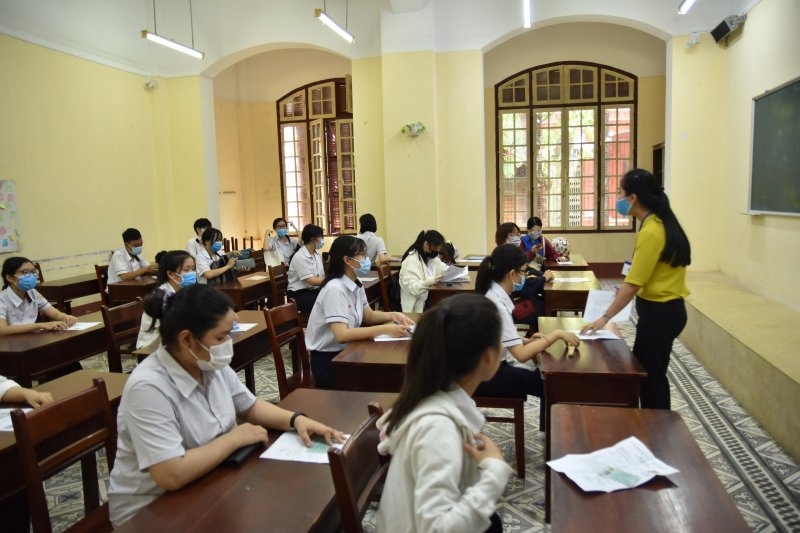 Thí sinh lắng nghe giám thị hướng dẫn làm thủ tục.