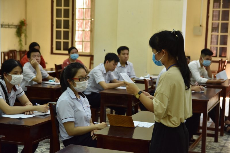 Chủ tịch UBND tỉnh Thừa Thiên Huế chỉ đạo, đối với các điểm thi, cần tiến hành vệ sinh môi trường trong khuôn viên và xung quanh các điểm thi đảm bảo an toàn, sạch sẽ; phun khử khuẩn toàn bộ các điểm thi trước khi diễn ra kỳ thi. Bố trí nhân viên đo thân nhiệt cho cán bộ làm công tác thi và thí sinh, khi phát hiện có người bị sốt, ho, khó thở phải xử lý kịp thời theo quy định.