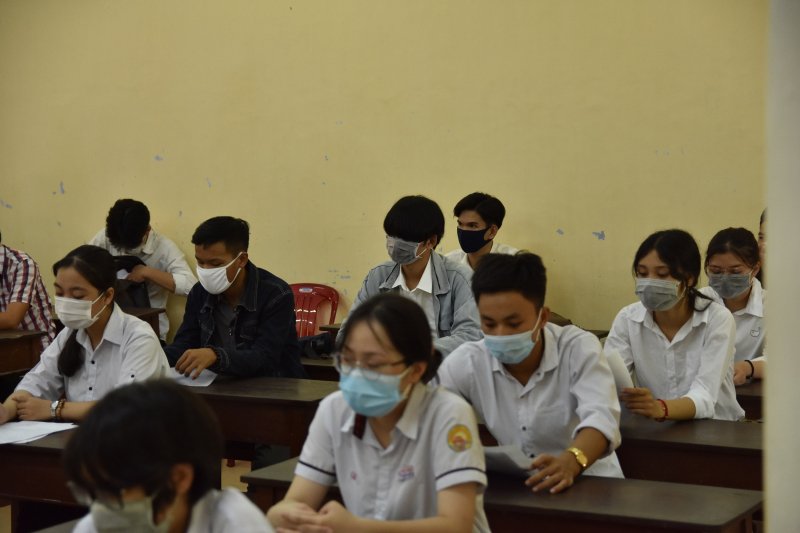 Chuẩn bị đầy đủ các điều kiện cơ sở vật chất, trang thiết bị đảm bảo các yêu cầu về phòng, chống dịch bệnh như nơi rửa tay, nước sạch, xà phòng, dung dịch sát khuẩn có cồn, thiết bị đo thân nhiệt, khẩu trang dự phòng, phòng thi dự phòng, phòng y tế...; đảm bảo có đủ thuốc, trang thiết bị thiết yếu. Các phòng thi phải thông thoáng, đảm bảo giãn cách cho thí sinh…