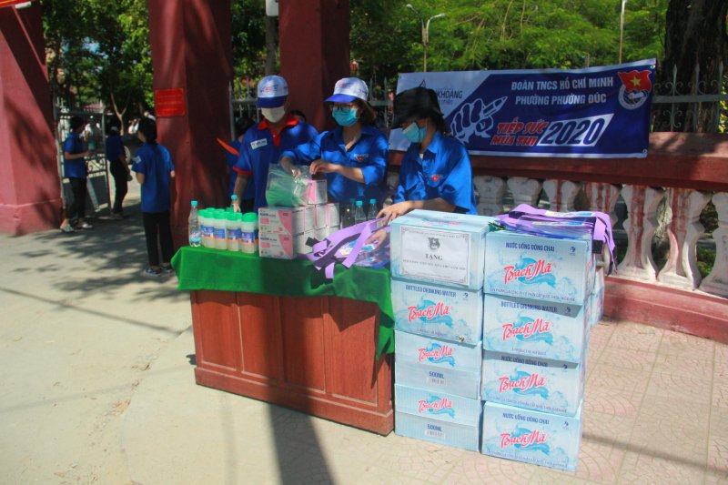 Trước các điểm thi trên địa bàn đã chuẩn bị sẵn nước rửa tay sát khuẩn, khẩu trang phát cho các thí sinh đến làm thủ tục nhằm đảm bảo phòng, chống dịch Covid-19.