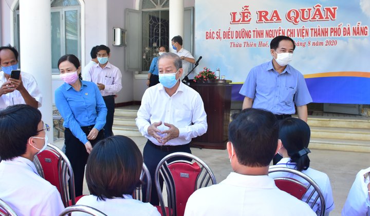 Ông Thọ đánh giá cao tinh thần tình nguyện của 20 bác sĩ và 20 điều dưỡng lên đường làm nhiệm vụ trong đợt này.