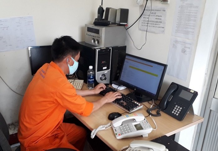 Bộ phận trực ban kê khai thông tin tiếp xúc sau giờ làm việc.