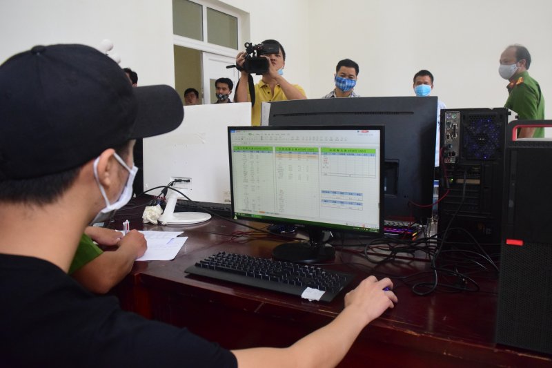 Sử dụng máy tính để bàn và điện thoại thông minh nhằm kết nối mạng để truy cập vào website có địa chỉ https:kkw878.com.