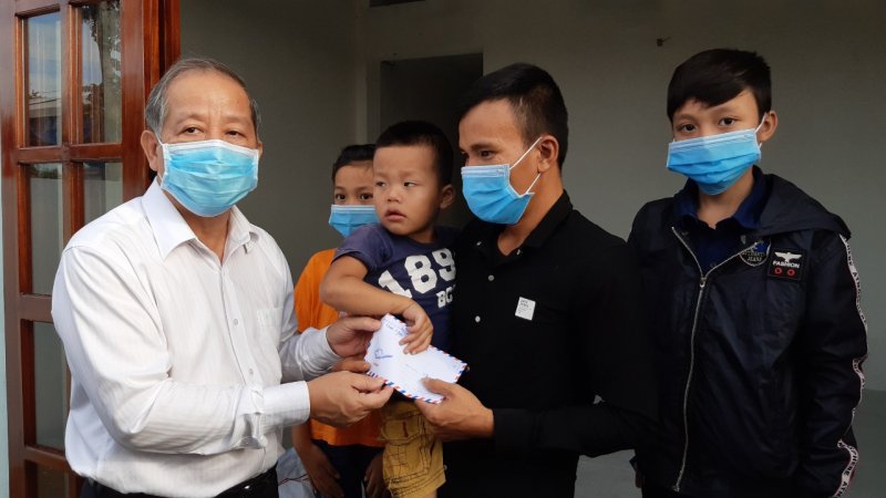 Ông Thọ tặng quà cho người dân. Ảnh: Tuấn Hiệp.