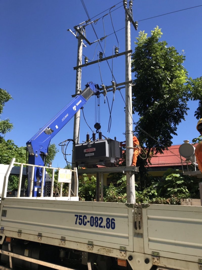 Thực hiện việc nâng công suất TBA cấp điện cho Nhà máy sản xuất thiết bị, khẩu trang y tế Kim Sora.