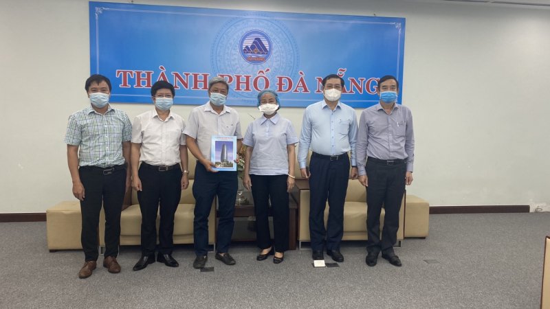 Ông Huỳnh Đức Thơ cảm ơn và chúc Thứ trưởng cùng Đoàn Công tác mạnh khỏe, tiếp tục hỗ trợ các địa phương khác trong công tác phòng chống dịch.