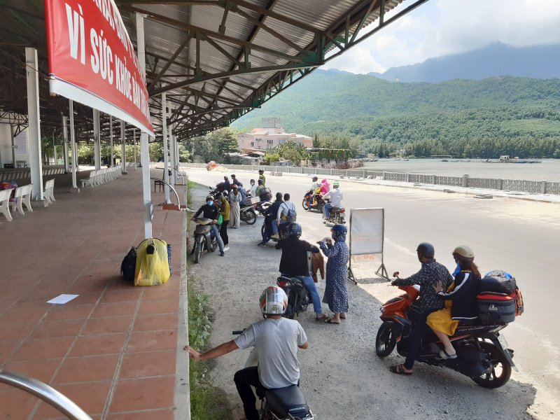 Hằng ngày ở chốt kiểm soát y tế số 5 có rất nhiều người dân trở về từ tâm dịch Đà Nẵng vào khai báo y tế. Ảnh: Tuấn Hiệp.