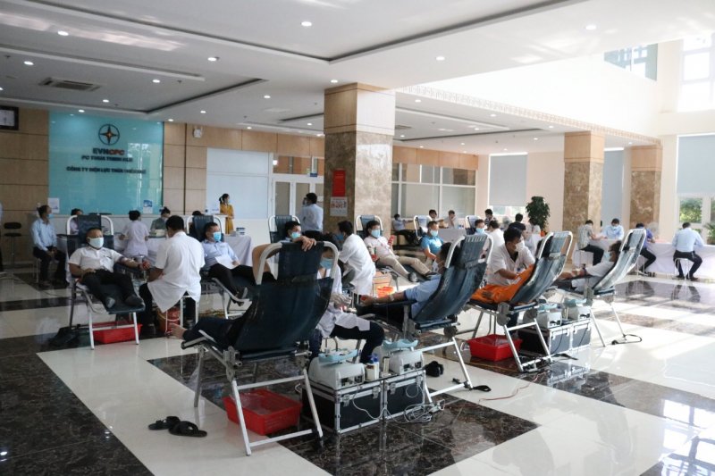 Hơn 124 CBCNV-NLĐ từ 14 phòng ban, Đội và 10 Điện lực trực thuộc tham gia hiến máu tự nguyện.