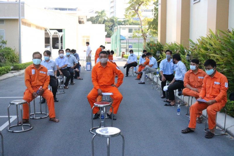 Các tình nguyện viên đang chờ làm các thủ tục để hiến máu.