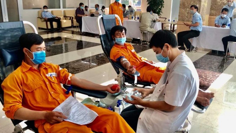 Các CBCNV-NLĐ Công ty Điện lực Thừa Thiên Huế tham gia hiến máu tình nguyện.