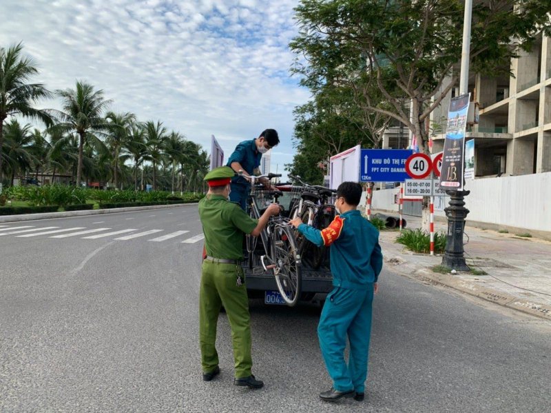 UBND phường Phước Mỹ xử lý vi phạm của những trường hợp ra ngoài không cần thiết.