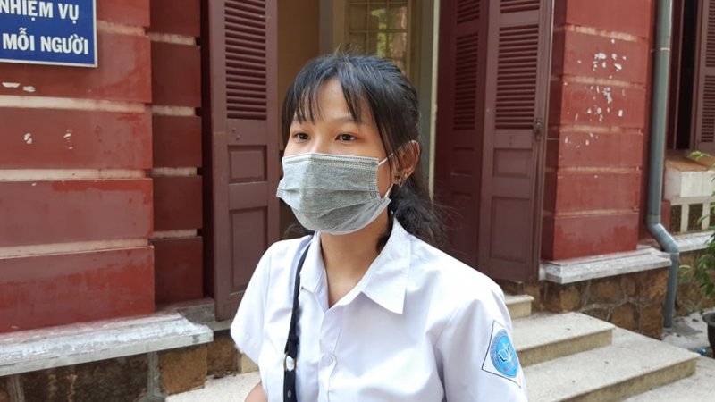 Em Quỳnh Ngân dự đoán em làm được khoảng 6 điểm. Ảnh: Tuấn Hiệp.