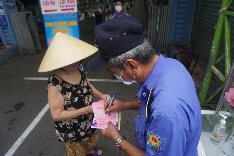 Đà Nẵng kiểm soát chặt chẽ người ra vào chợ.