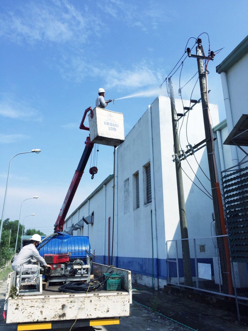 Thực hiện công tác vệ sinh các thiết bị điện bằng nước cách điện áp lực cao.