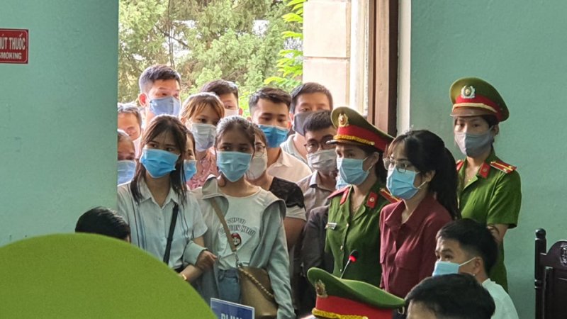 Nhiều người dân kéo đến phiên tòa để xem.