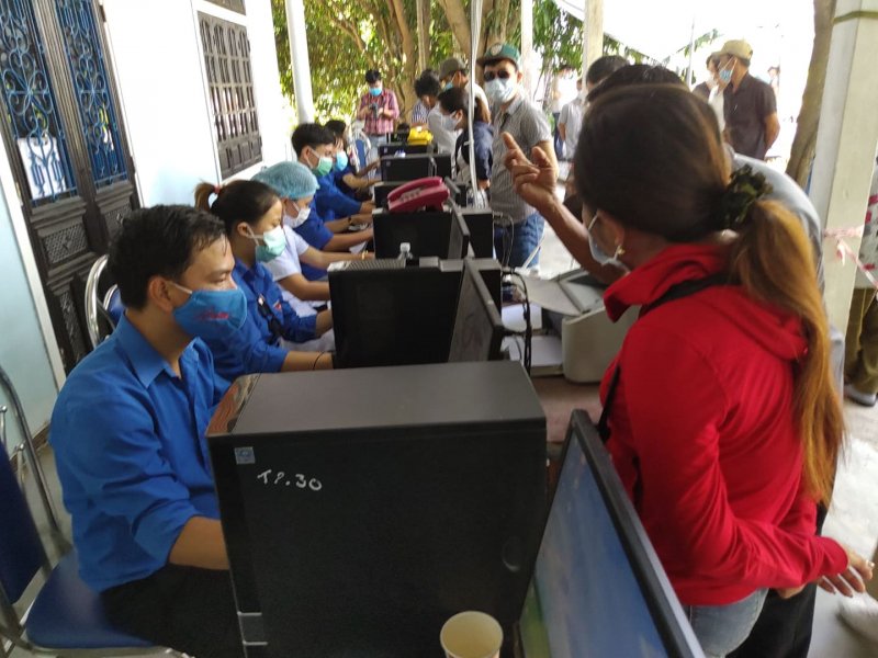 Người dân khai báo thông tin tại Chốt kiểm tra.