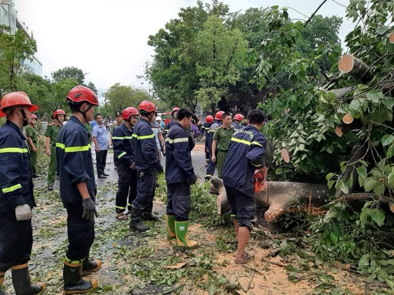 Công an Thừa Thiên Huế huy động lực lượng khắc phục hậu quả.