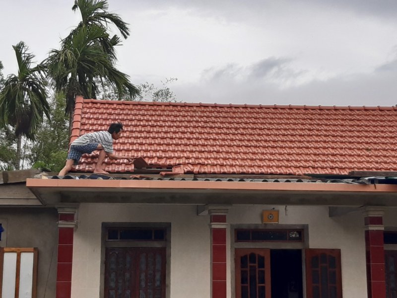 Anh Tý (ở thôn Xuân Tùy, xã Quảng Phú, huyện Quảng Điền) đang khắc phục hậu quả.