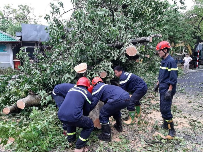 Lực lượng công an tỉnh khắc phục hậu quả do bão gây ra.
