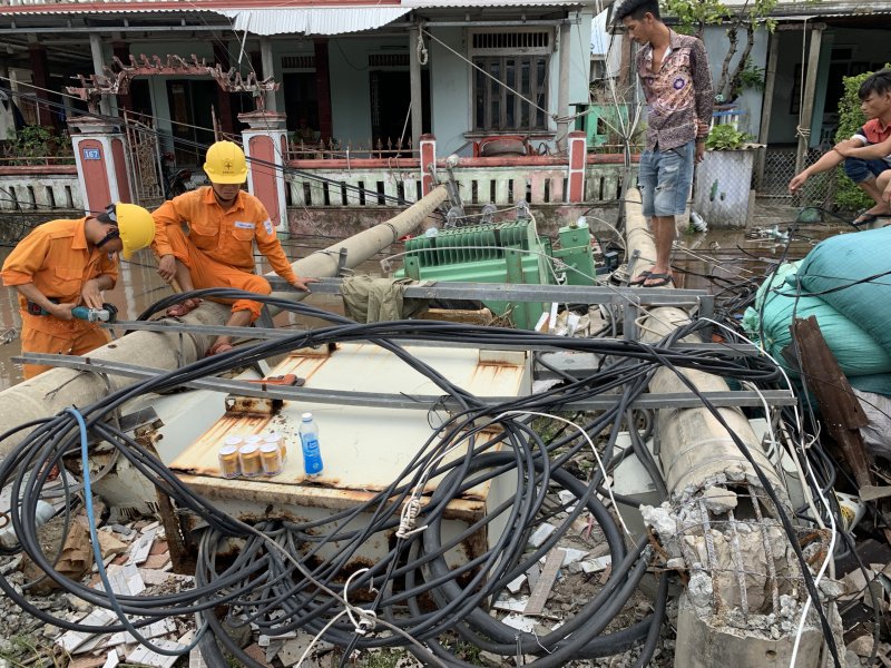 Có 2050 biến áp, gần 200 cột điện bị gãy đổ.