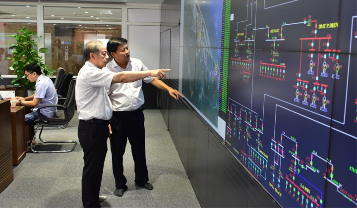 Chủ tịch UBND tỉnh Thừa Thiên Huế yêu cầu ngành điện lực nỗ lực khắc phục hậu quả.