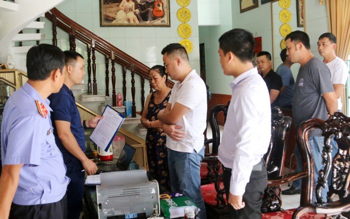 Tống đạt lệnh khám xét khẩn cấp nơi ở của Nguyễn Viết Thắng. Ảnh: CAQB.