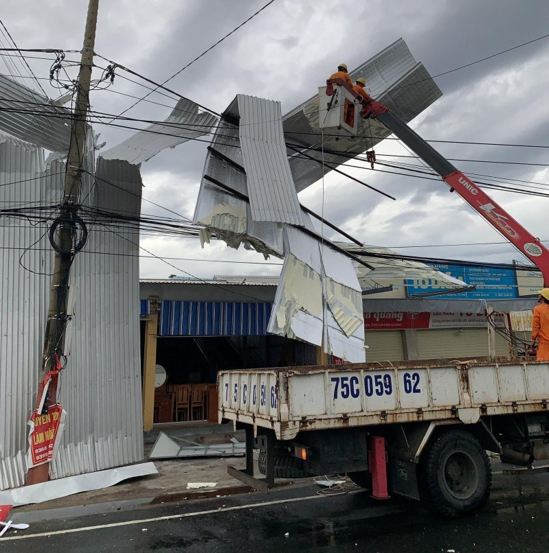 Mái tôn nhà dân vắt ngang đường dây điện trước sức công phá với cường độ mạnh của cơn bão.