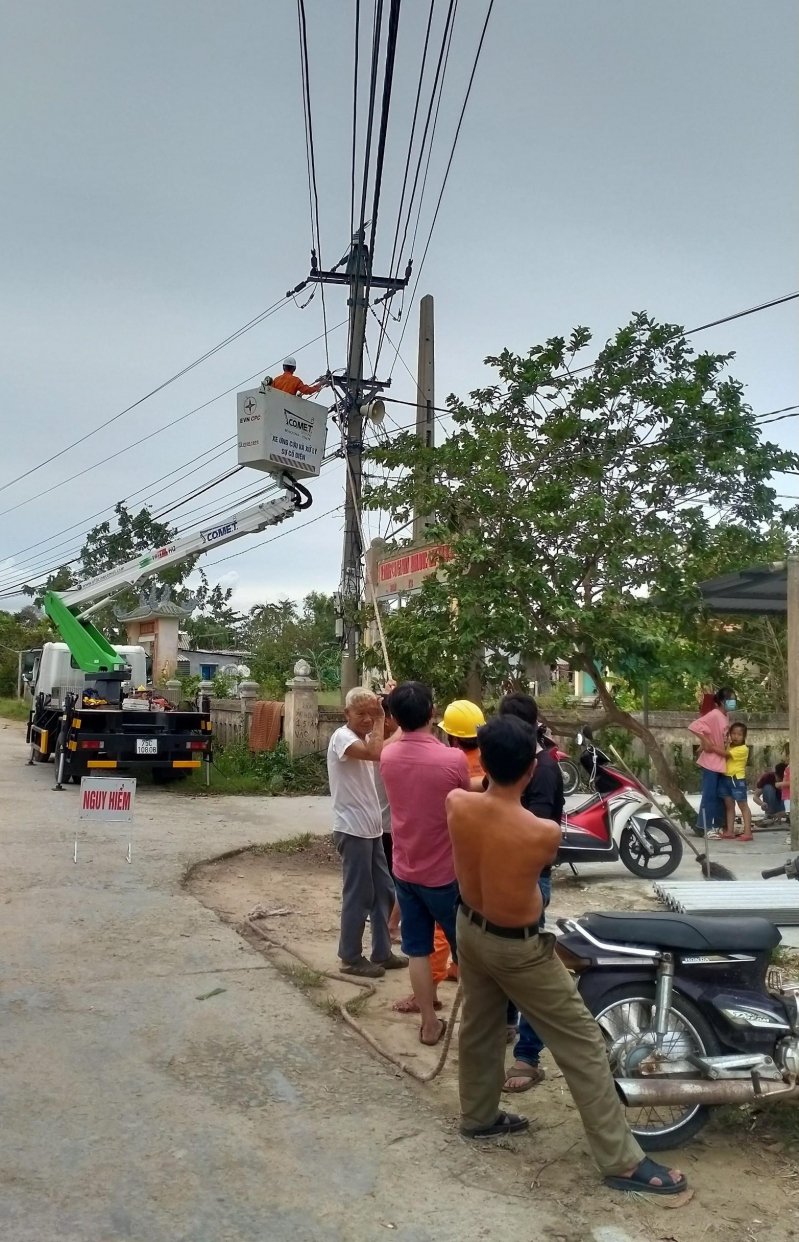 Người dân làng Vân Cù, Hương Toàn giúp Điện lực Hương Trà xử lý hạ thế để đóng điện lại xã Hương Toàn.