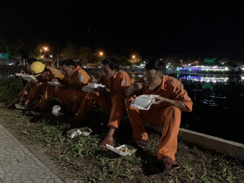 Nghỉ chân lót dạ trước khi “chiến đấu” tiếp.
