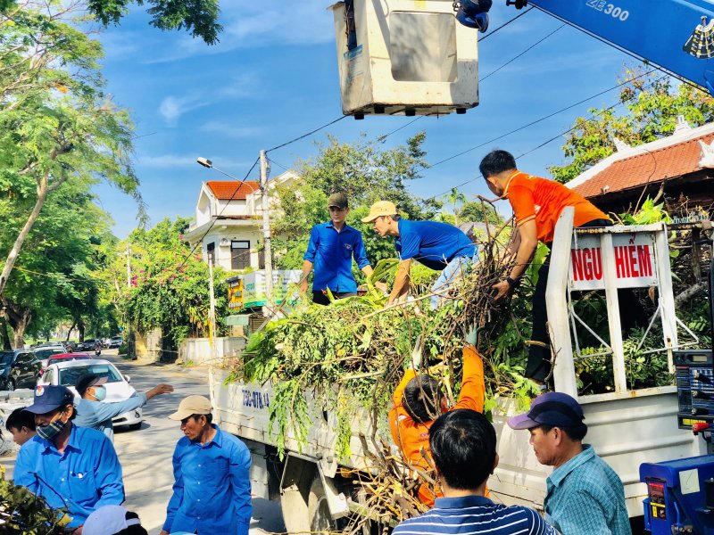 Thu gom rác chở về các bãi tập kết.