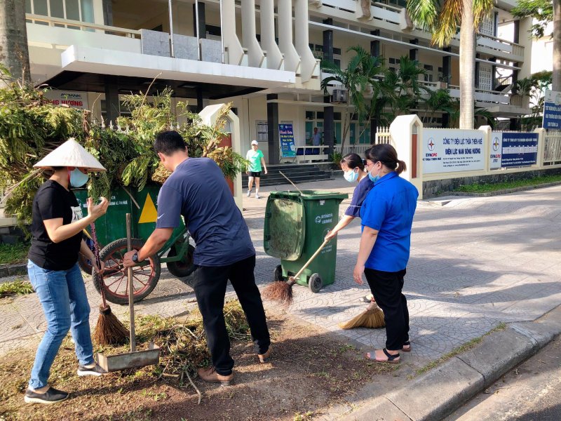 Dọn dẹp vệ sinh khuôn viên Điện lực Nam Sông Hương.