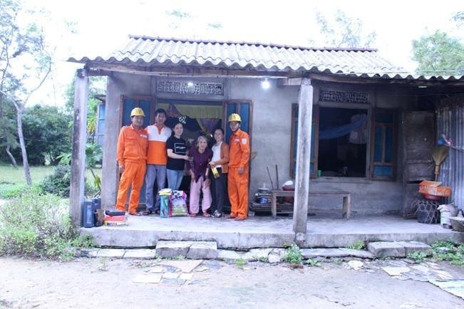 Anh Tuyến (ngoài cùng bên phải) cùng Đoàn viên thanh niên đơn vị trao quà tặng cho cụ già neo đơn trên địa bàn.